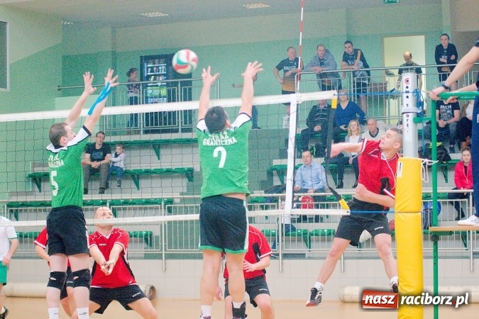 Zdjęcie w galerii na portalu naszraciborz.pl: Siatkarskie zmagania zakładów pracy i służb mundurowych - dzień drugi. Ubiegłoroczny zwycięzca poza czwórką! Eko Okna z Pucharem Prezydenta wiadomości z regionu