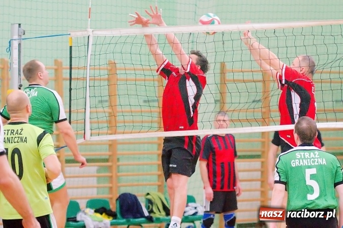 Zdjęcie w galerii na portalu naszraciborz.pl: Siatkarskie zmagania zakładów pracy i służb mundurowych - dzień drugi. Ubiegłoroczny zwycięzca poza czwórką! Eko Okna z Pucharem Prezydenta wiadomości z regionu
