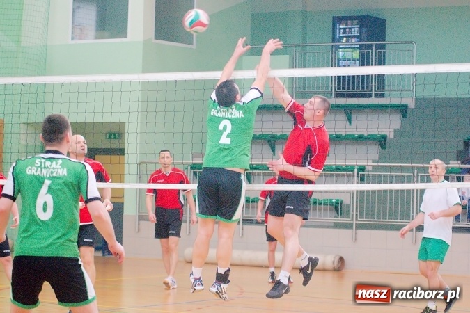Zdjęcie w galerii na portalu naszraciborz.pl: Siatkarskie zmagania zakładów pracy i służb mundurowych - dzień drugi. Ubiegłoroczny zwycięzca poza czwórką! Eko Okna z Pucharem Prezydenta wiadomości z regionu