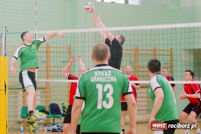 Zdjęcie w galerii na portalu naszraciborz.pl: Siatkarskie zmagania zakładów pracy i służb mundurowych - dzień drugi. Ubiegłoroczny zwycięzca poza czwórką! Eko Okna z Pucharem Prezydenta wiadomości z regionu