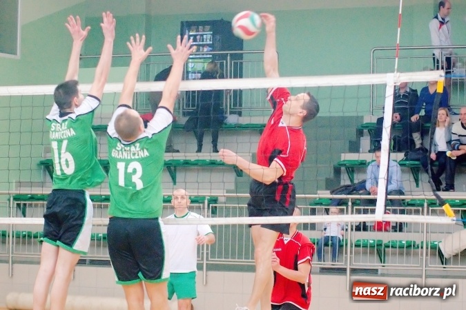 Zdjęcie w galerii na portalu naszraciborz.pl: Siatkarskie zmagania zakładów pracy i służb mundurowych - dzień drugi. Ubiegłoroczny zwycięzca poza czwórką! Eko Okna z Pucharem Prezydenta wiadomości z regionu