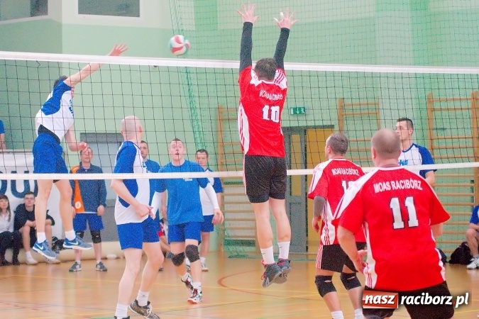 Zdjęcie w galerii na portalu naszraciborz.pl: Siatkarskie zmagania zakładów pracy i służb mundurowych - dzień drugi. Ubiegłoroczny zwycięzca poza czwórką! Eko Okna z Pucharem Prezydenta wiadomości z regionu