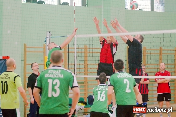 Zdjęcie w galerii na portalu naszraciborz.pl: Siatkarskie zmagania zakładów pracy i służb mundurowych - dzień drugi. Ubiegłoroczny zwycięzca poza czwórką! Eko Okna z Pucharem Prezydenta wiadomości z regionu