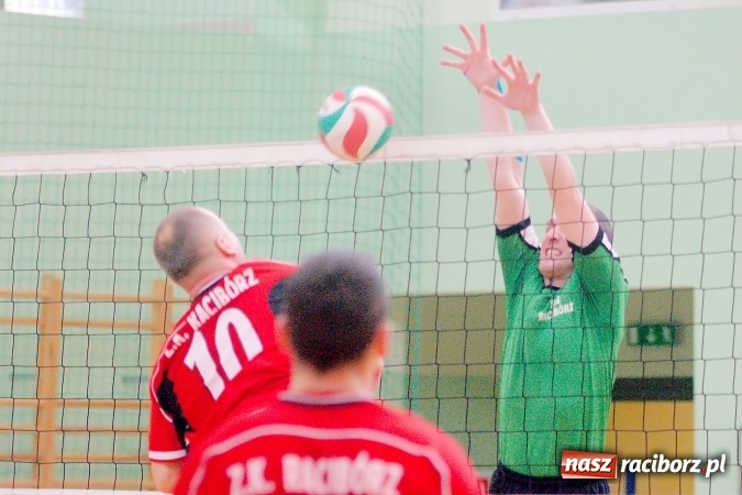 Zdjęcie w galerii na portalu naszraciborz.pl: Siatkarskie zmagania zakładów pracy i służb mundurowych - dzień drugi. Ubiegłoroczny zwycięzca poza czwórką! Eko Okna z Pucharem Prezydenta wiadomości z regionu