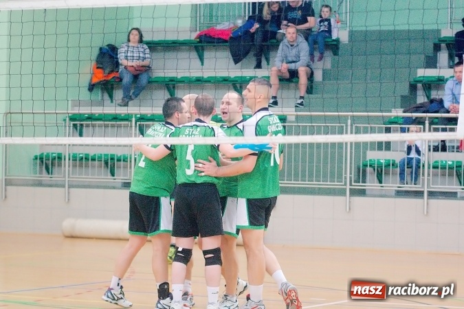 Zdjęcie w galerii na portalu naszraciborz.pl: Siatkarskie zmagania zakładów pracy i służb mundurowych - dzień drugi. Ubiegłoroczny zwycięzca poza czwórką! Eko Okna z Pucharem Prezydenta wiadomości z regionu