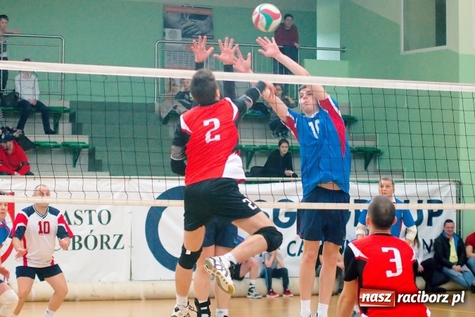 Zdjęcie w galerii na portalu naszraciborz.pl: Siatkarskie zmagania zakładów pracy i służb mundurowych - dzień drugi. Ubiegłoroczny zwycięzca poza czwórką! Eko Okna z Pucharem Prezydenta wiadomości z regionu
