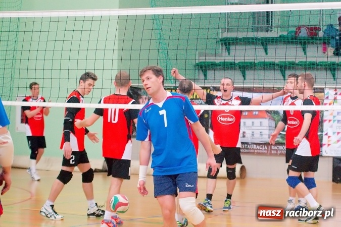 Zdjęcie w galerii na portalu naszraciborz.pl: Siatkarskie zmagania zakładów pracy i służb mundurowych - dzień drugi. Ubiegłoroczny zwycięzca poza czwórką! Eko Okna z Pucharem Prezydenta wiadomości z regionu