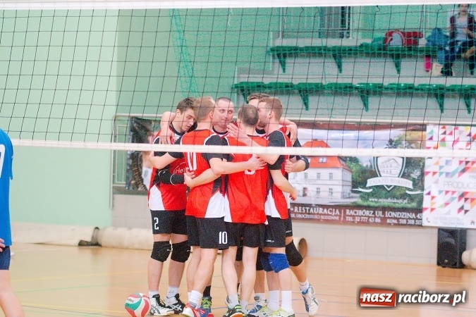 Zdjęcie w galerii na portalu naszraciborz.pl: Siatkarskie zmagania zakładów pracy i służb mundurowych - dzień drugi. Ubiegłoroczny zwycięzca poza czwórką! Eko Okna z Pucharem Prezydenta wiadomości z regionu
