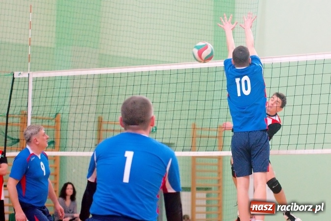 Zdjęcie w galerii na portalu naszraciborz.pl: Siatkarskie zmagania zakładów pracy i służb mundurowych - dzień drugi. Ubiegłoroczny zwycięzca poza czwórką! Eko Okna z Pucharem Prezydenta wiadomości z regionu