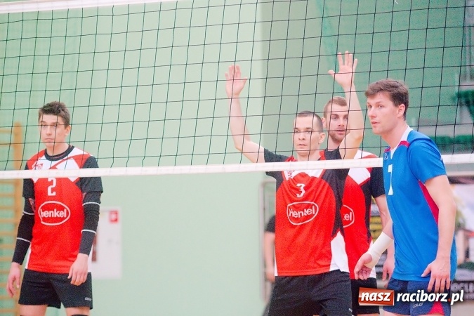 Zdjęcie w galerii na portalu naszraciborz.pl: Siatkarskie zmagania zakładów pracy i służb mundurowych - dzień drugi. Ubiegłoroczny zwycięzca poza czwórką! Eko Okna z Pucharem Prezydenta wiadomości z regionu