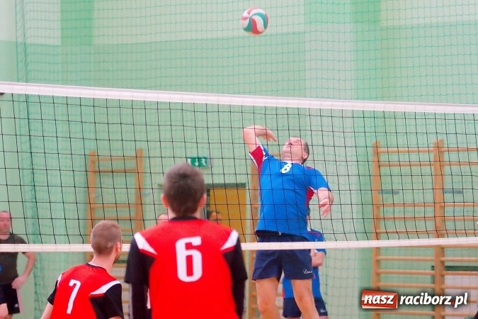 Zdjęcie w galerii na portalu naszraciborz.pl: Siatkarskie zmagania zakładów pracy i służb mundurowych - dzień drugi. Ubiegłoroczny zwycięzca poza czwórką! Eko Okna z Pucharem Prezydenta wiadomości z regionu