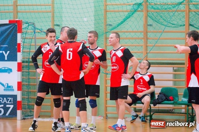 Zdjęcie w galerii na portalu naszraciborz.pl: Siatkarskie zmagania zakładów pracy i służb mundurowych - dzień drugi. Ubiegłoroczny zwycięzca poza czwórką! Eko Okna z Pucharem Prezydenta wiadomości z regionu