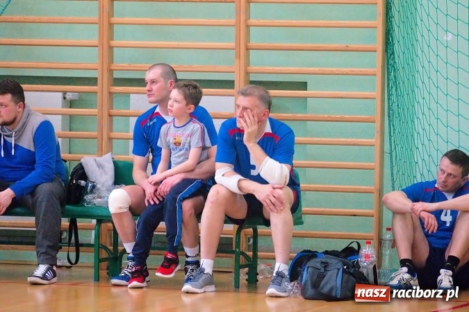 Zdjęcie w galerii na portalu naszraciborz.pl: Siatkarskie zmagania zakładów pracy i służb mundurowych - dzień drugi. Ubiegłoroczny zwycięzca poza czwórką! Eko Okna z Pucharem Prezydenta wiadomości z regionu