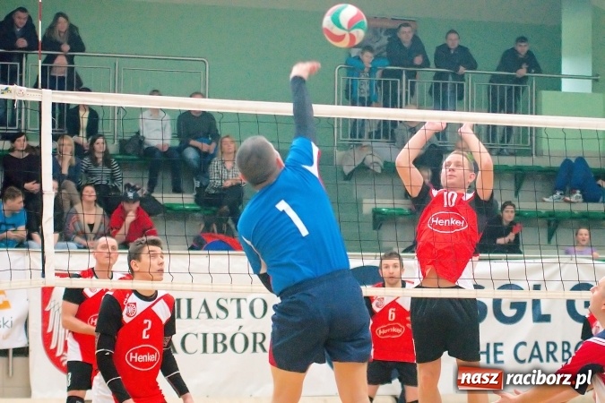 Zdjęcie w galerii na portalu naszraciborz.pl: Siatkarskie zmagania zakładów pracy i służb mundurowych - dzień drugi. Ubiegłoroczny zwycięzca poza czwórką! Eko Okna z Pucharem Prezydenta wiadomości z regionu