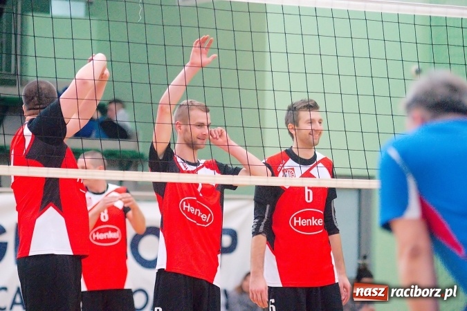 Zdjęcie w galerii na portalu naszraciborz.pl: Siatkarskie zmagania zakładów pracy i służb mundurowych - dzień drugi. Ubiegłoroczny zwycięzca poza czwórką! Eko Okna z Pucharem Prezydenta wiadomości z regionu