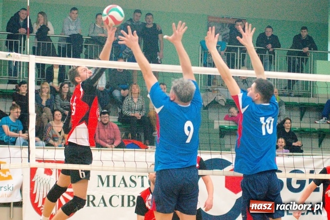 Zdjęcie w galerii na portalu naszraciborz.pl: Siatkarskie zmagania zakładów pracy i służb mundurowych - dzień drugi. Ubiegłoroczny zwycięzca poza czwórką! Eko Okna z Pucharem Prezydenta wiadomości z regionu