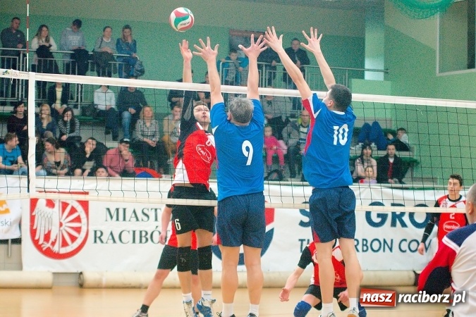 Zdjęcie w galerii na portalu naszraciborz.pl: Siatkarskie zmagania zakładów pracy i służb mundurowych - dzień drugi. Ubiegłoroczny zwycięzca poza czwórką! Eko Okna z Pucharem Prezydenta wiadomości z regionu