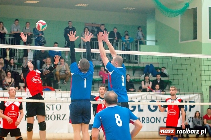 Zdjęcie w galerii na portalu naszraciborz.pl: Siatkarskie zmagania zakładów pracy i służb mundurowych - dzień drugi. Ubiegłoroczny zwycięzca poza czwórką! Eko Okna z Pucharem Prezydenta wiadomości z regionu