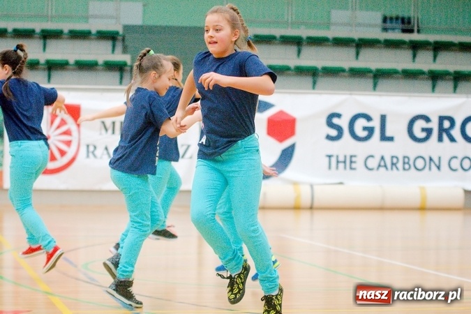 Zdjęcie w galerii na portalu naszraciborz.pl: Siatkarskie zmagania zakładów pracy i służb mundurowych - dzień drugi. Ubiegłoroczny zwycięzca poza czwórką! Eko Okna z Pucharem Prezydenta wiadomości z regionu