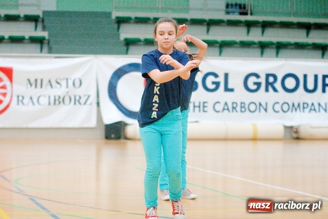 Zdjęcie w galerii na portalu naszraciborz.pl: Siatkarskie zmagania zakładów pracy i służb mundurowych - dzień drugi. Ubiegłoroczny zwycięzca poza czwórką! Eko Okna z Pucharem Prezydenta wiadomości z regionu