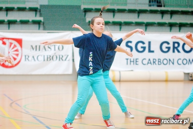 Zdjęcie w galerii na portalu naszraciborz.pl: Siatkarskie zmagania zakładów pracy i służb mundurowych - dzień drugi. Ubiegłoroczny zwycięzca poza czwórką! Eko Okna z Pucharem Prezydenta wiadomości z regionu