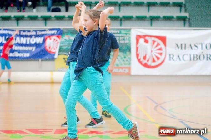 Zdjęcie w galerii na portalu naszraciborz.pl: Siatkarskie zmagania zakładów pracy i służb mundurowych - dzień drugi. Ubiegłoroczny zwycięzca poza czwórką! Eko Okna z Pucharem Prezydenta wiadomości z regionu