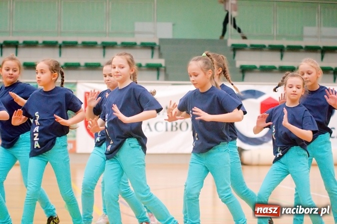 Zdjęcie w galerii na portalu naszraciborz.pl: Siatkarskie zmagania zakładów pracy i służb mundurowych - dzień drugi. Ubiegłoroczny zwycięzca poza czwórką! Eko Okna z Pucharem Prezydenta wiadomości z regionu