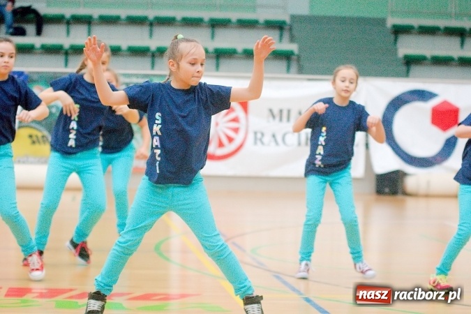 Zdjęcie w galerii na portalu naszraciborz.pl: Siatkarskie zmagania zakładów pracy i służb mundurowych - dzień drugi. Ubiegłoroczny zwycięzca poza czwórką! Eko Okna z Pucharem Prezydenta wiadomości z regionu