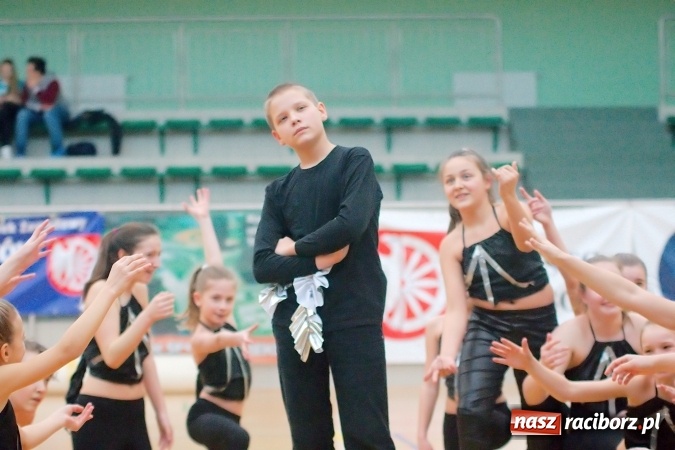 Zdjęcie w galerii na portalu naszraciborz.pl: Siatkarskie zmagania zakładów pracy i służb mundurowych - dzień drugi. Ubiegłoroczny zwycięzca poza czwórką! Eko Okna z Pucharem Prezydenta wiadomości z regionu