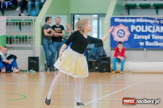 Zdjęcie w galerii na portalu naszraciborz.pl: Siatkarskie zmagania zakładów pracy i służb mundurowych - dzień drugi. Ubiegłoroczny zwycięzca poza czwórką! Eko Okna z Pucharem Prezydenta wiadomości z regionu