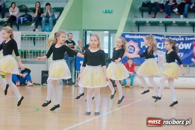 Zdjęcie w galerii na portalu naszraciborz.pl: Siatkarskie zmagania zakładów pracy i służb mundurowych - dzień drugi. Ubiegłoroczny zwycięzca poza czwórką! Eko Okna z Pucharem Prezydenta wiadomości z regionu