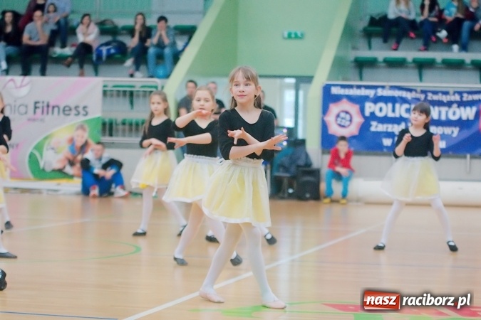 Zdjęcie w galerii na portalu naszraciborz.pl: Siatkarskie zmagania zakładów pracy i służb mundurowych - dzień drugi. Ubiegłoroczny zwycięzca poza czwórką! Eko Okna z Pucharem Prezydenta wiadomości z regionu