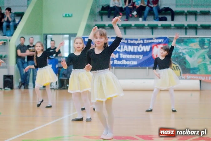 Zdjęcie w galerii na portalu naszraciborz.pl: Siatkarskie zmagania zakładów pracy i służb mundurowych - dzień drugi. Ubiegłoroczny zwycięzca poza czwórką! Eko Okna z Pucharem Prezydenta wiadomości z regionu