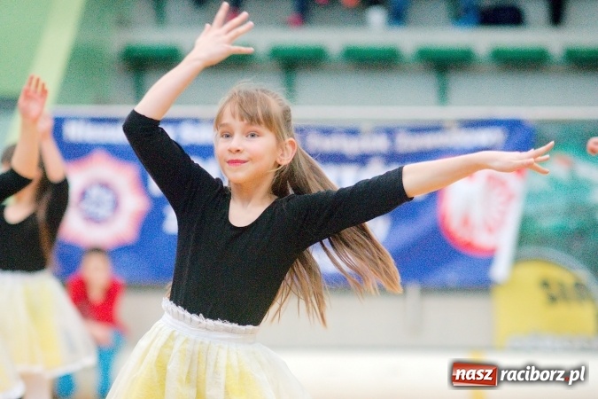 Zdjęcie w galerii na portalu naszraciborz.pl: Siatkarskie zmagania zakładów pracy i służb mundurowych - dzień drugi. Ubiegłoroczny zwycięzca poza czwórką! Eko Okna z Pucharem Prezydenta wiadomości z regionu