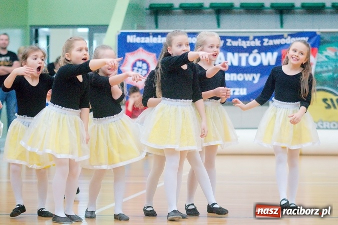 Zdjęcie w galerii na portalu naszraciborz.pl: Siatkarskie zmagania zakładów pracy i służb mundurowych - dzień drugi. Ubiegłoroczny zwycięzca poza czwórką! Eko Okna z Pucharem Prezydenta wiadomości z regionu