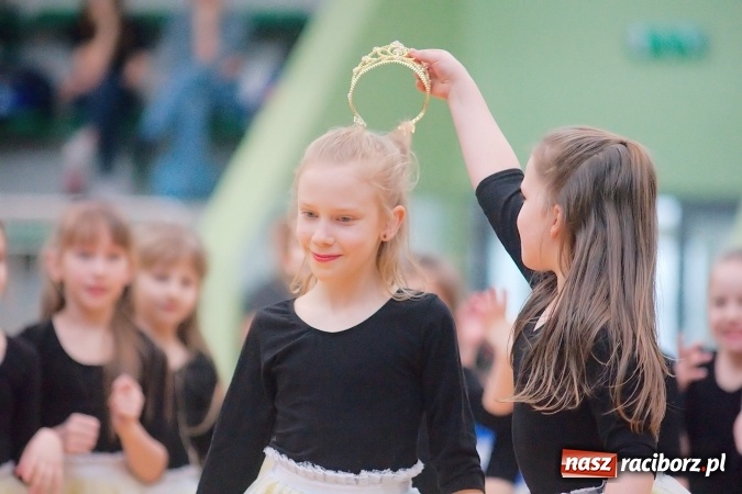 Zdjęcie w galerii na portalu naszraciborz.pl: Siatkarskie zmagania zakładów pracy i służb mundurowych - dzień drugi. Ubiegłoroczny zwycięzca poza czwórką! Eko Okna z Pucharem Prezydenta wiadomości z regionu