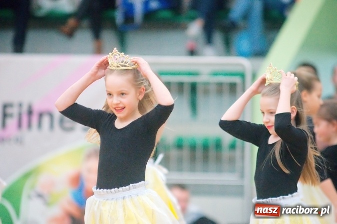 Zdjęcie w galerii na portalu naszraciborz.pl: Siatkarskie zmagania zakładów pracy i służb mundurowych - dzień drugi. Ubiegłoroczny zwycięzca poza czwórką! Eko Okna z Pucharem Prezydenta wiadomości z regionu