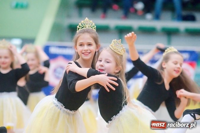 Zdjęcie w galerii na portalu naszraciborz.pl: Siatkarskie zmagania zakładów pracy i służb mundurowych - dzień drugi. Ubiegłoroczny zwycięzca poza czwórką! Eko Okna z Pucharem Prezydenta wiadomości z regionu