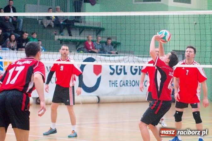 Zdjęcie w galerii na portalu naszraciborz.pl: Siatkarskie zmagania zakładów pracy i służb mundurowych - dzień drugi. Ubiegłoroczny zwycięzca poza czwórką! Eko Okna z Pucharem Prezydenta wiadomości z regionu