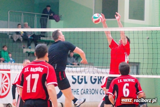Zdjęcie w galerii na portalu naszraciborz.pl: Siatkarskie zmagania zakładów pracy i służb mundurowych - dzień drugi. Ubiegłoroczny zwycięzca poza czwórką! Eko Okna z Pucharem Prezydenta wiadomości z regionu