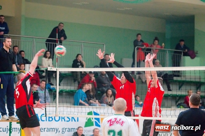 Zdjęcie w galerii na portalu naszraciborz.pl: Siatkarskie zmagania zakładów pracy i służb mundurowych - dzień drugi. Ubiegłoroczny zwycięzca poza czwórką! Eko Okna z Pucharem Prezydenta wiadomości z regionu