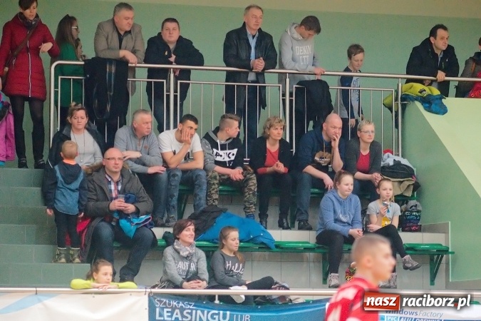 Zdjęcie w galerii na portalu naszraciborz.pl: Siatkarskie zmagania zakładów pracy i służb mundurowych - dzień drugi. Ubiegłoroczny zwycięzca poza czwórką! Eko Okna z Pucharem Prezydenta wiadomości z regionu