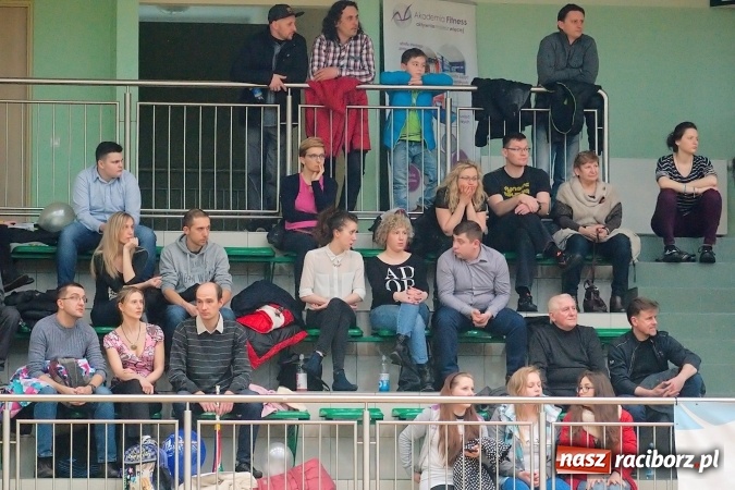 Zdjęcie w galerii na portalu naszraciborz.pl: Siatkarskie zmagania zakładów pracy i służb mundurowych - dzień drugi. Ubiegłoroczny zwycięzca poza czwórką! Eko Okna z Pucharem Prezydenta wiadomości z regionu