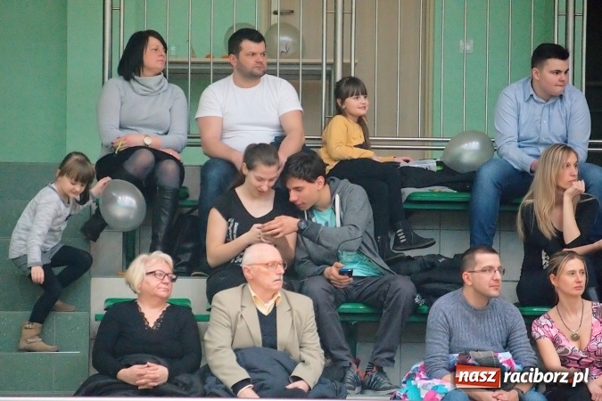 Zdjęcie w galerii na portalu naszraciborz.pl: Siatkarskie zmagania zakładów pracy i służb mundurowych - dzień drugi. Ubiegłoroczny zwycięzca poza czwórką! Eko Okna z Pucharem Prezydenta wiadomości z regionu