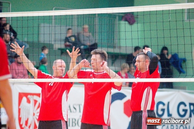 Zdjęcie w galerii na portalu naszraciborz.pl: Siatkarskie zmagania zakładów pracy i służb mundurowych - dzień drugi. Ubiegłoroczny zwycięzca poza czwórką! Eko Okna z Pucharem Prezydenta wiadomości z regionu