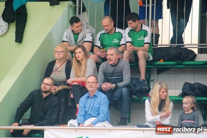 Zdjęcie w galerii na portalu naszraciborz.pl: Siatkarskie zmagania zakładów pracy i służb mundurowych - dzień drugi. Ubiegłoroczny zwycięzca poza czwórką! Eko Okna z Pucharem Prezydenta wiadomości z regionu