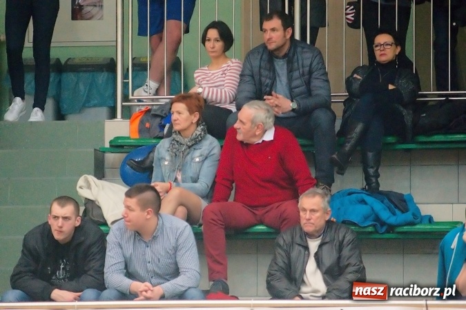 Zdjęcie w galerii na portalu naszraciborz.pl: Siatkarskie zmagania zakładów pracy i służb mundurowych - dzień drugi. Ubiegłoroczny zwycięzca poza czwórką! Eko Okna z Pucharem Prezydenta wiadomości z regionu