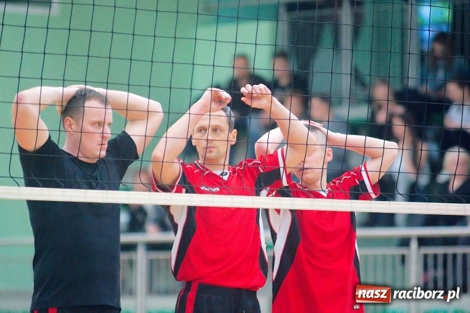 Zdjęcie w galerii na portalu naszraciborz.pl: Siatkarskie zmagania zakładów pracy i służb mundurowych - dzień drugi. Ubiegłoroczny zwycięzca poza czwórką! Eko Okna z Pucharem Prezydenta wiadomości z regionu