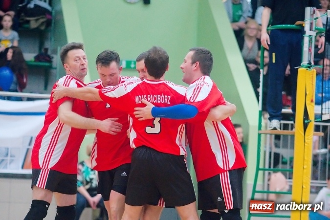 Zdjęcie w galerii na portalu naszraciborz.pl: Siatkarskie zmagania zakładów pracy i służb mundurowych - dzień drugi. Ubiegłoroczny zwycięzca poza czwórką! Eko Okna z Pucharem Prezydenta wiadomości z regionu