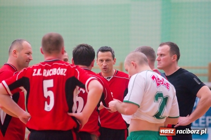 Zdjęcie w galerii na portalu naszraciborz.pl: Siatkarskie zmagania zakładów pracy i służb mundurowych - dzień drugi. Ubiegłoroczny zwycięzca poza czwórką! Eko Okna z Pucharem Prezydenta wiadomości z regionu